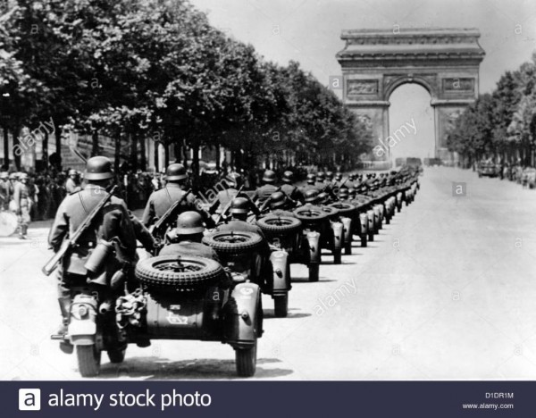 deutsche-soldaten-auf-motorradern-sind-bei-siegesparade-anlasslich-der-deutschen-invasion-von-frankreich-am-arc-de-triomphe-in-paris-frankreich-14-juni-1940-abgebildet-foto-berliner-verlagarchiv-d1dr1m.jpeg