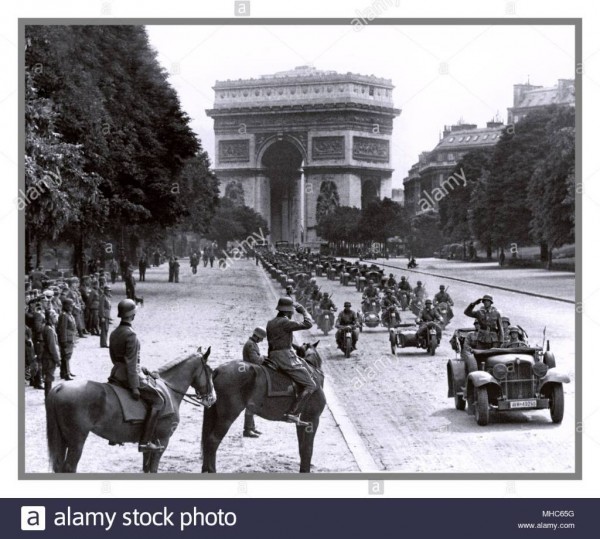 parigi-francia-occupazione-nazista-la-ii-guerra-mondiale-1940-nazista-tedesco-forze-di-occupazione-entrare-a-parigi-i-soldati-tedeschi-sfilata-con-arc-de-triomphe-dietro-parigi-francia-14-giugno-1940-mhc65g.jpeg